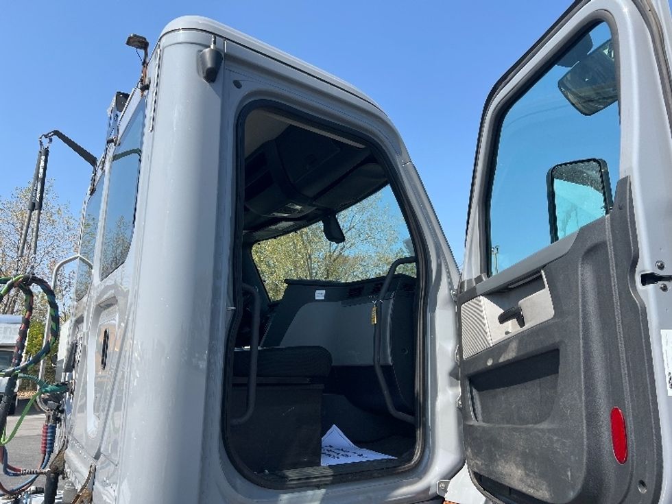 Day Cab Tractor-Heavy Duty Tractors-Freightliner-2019-T11664ST-East Chicago-IN-316,731\n\t\tmiles-$ 58,000 - Image 12