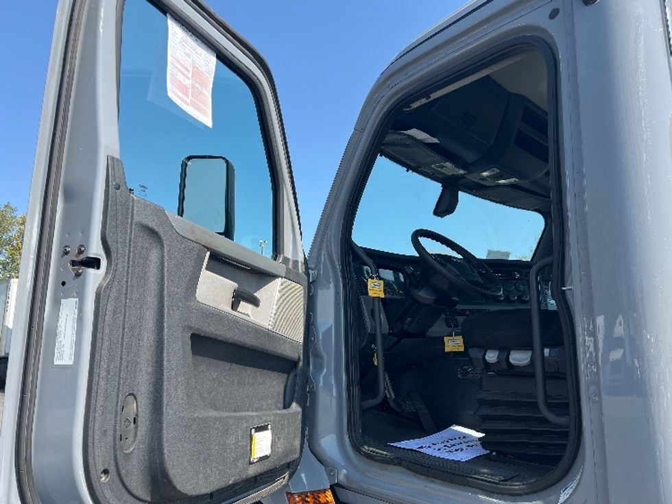 Day Cab Tractor-Heavy Duty Tractors-Freightliner-2019-T11664ST-East Chicago-IN-316,731\n\t\tmiles-$ 58,000 - Image 9