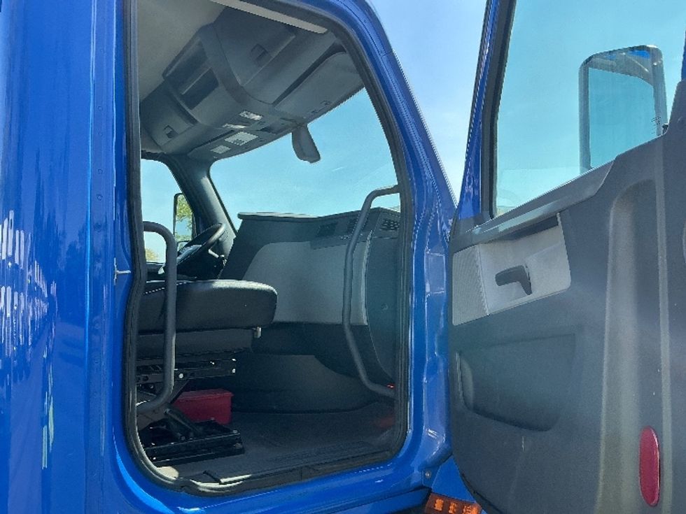 Day Cab Tractor-Heavy Duty Tractors-Freightliner-2019-T11664ST-East Chicago-IN-405,281\n\t\tmiles-$ 40,500 - Image 12