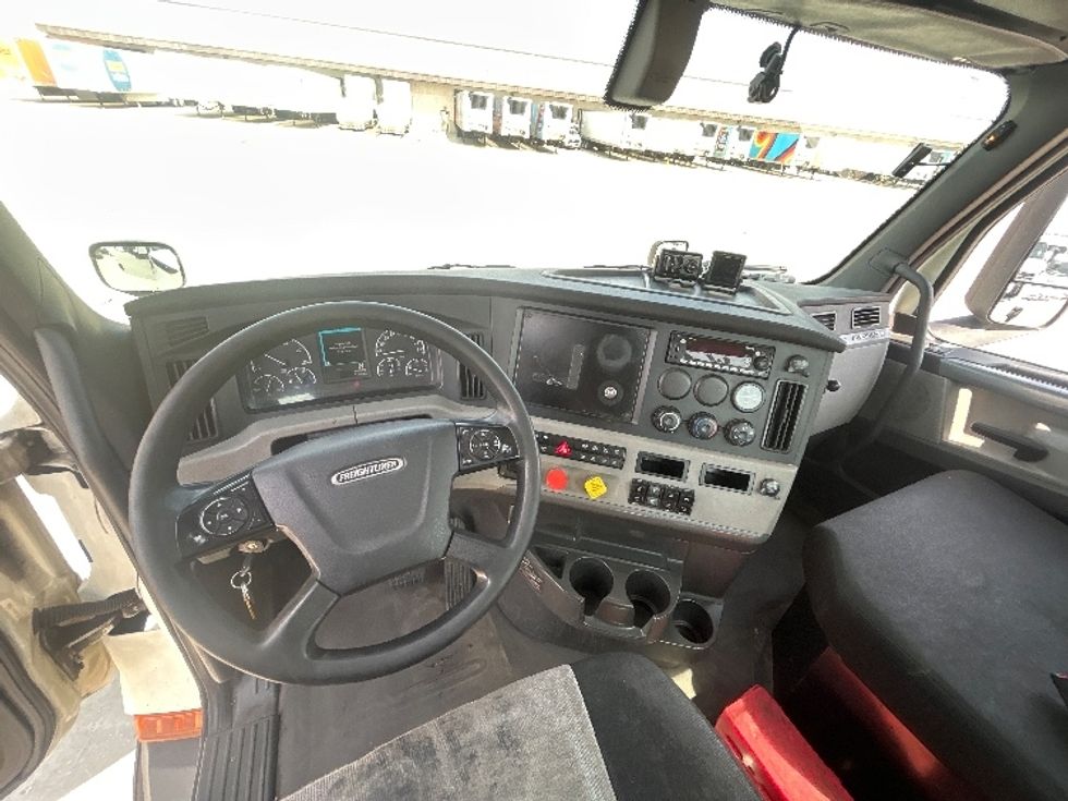 Day Cab Tractor-Heavy Duty Tractors-Freightliner-2019-T11664ST-East Chicago-IN-478,298\n\t\tmiles-$ 47,500 - Image 11
