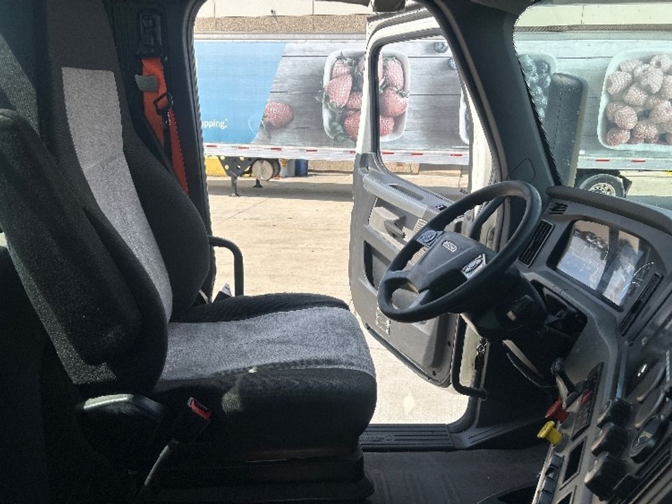 Day Cab Tractor-Heavy Duty Tractors-Freightliner-2019-T11664ST-East Chicago-IN-478,298\n\t\tmiles-$ 47,500 - Image 14