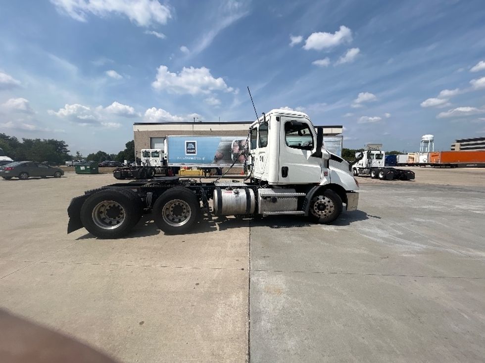 Day Cab Tractor-Heavy Duty Tractors-Freightliner-2019-T11664ST-East Chicago-IN-478,298\n\t\tmiles-$ 47,500 - Image 3