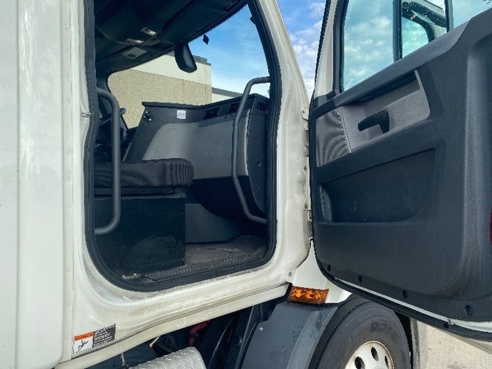 Day Cab Tractor-Heavy Duty Tractors-Freightliner-2019-T11664ST-East Chicago-IN-482,490\n\t\tmiles-$ 47,250 - Image 12