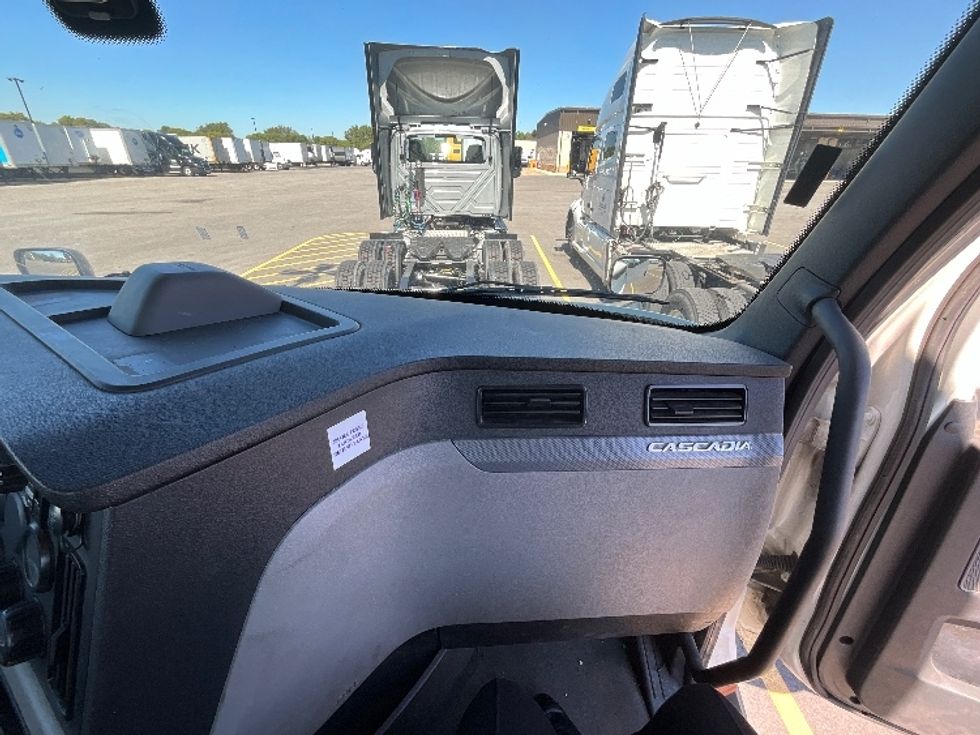 Day Cab Tractor-Heavy Duty Tractors-Freightliner-2019-T11664ST-East Chicago-IN-482,490\n\t\tmiles-$ 47,250 - Image 13
