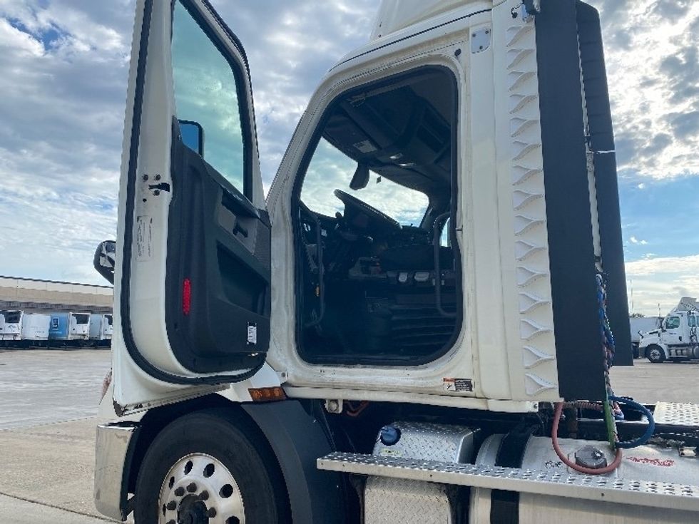 Day Cab Tractor-Heavy Duty Tractors-Freightliner-2019-T11664ST-East Chicago-IN-482,490\n\t\tmiles-$ 47,250 - Image 9