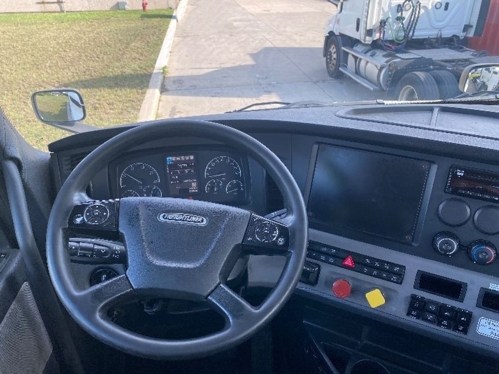 Day Cab Tractor-Heavy Duty Tractors-Freightliner-2019-T11664ST-East Chicago-IN-510,600\n\t\tmiles-$ 44,500 - Image 10