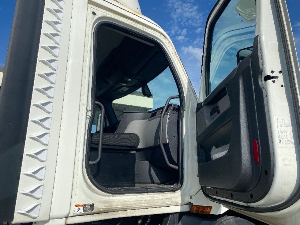 Day Cab Tractor-Heavy Duty Tractors-Freightliner-2019-T11664ST-East Chicago-IN-510,600\n\t\tmiles-$ 44,500 - Image 12