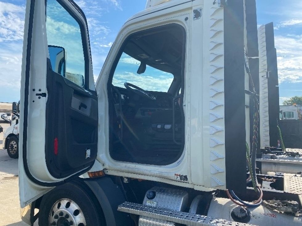 Day Cab Tractor-Heavy Duty Tractors-Freightliner-2019-T11664ST-East Chicago-IN-510,600\n\t\tmiles-$ 44,500 - Image 9