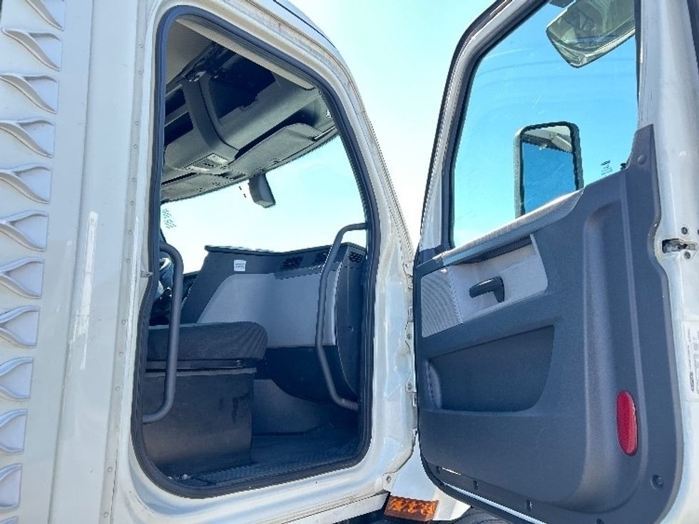 Day Cab Tractor-Heavy Duty Tractors-Freightliner-2019-T11664ST-East Chicago-IN-531,377\n\t\tmiles-$ 42,500 - Image 12
