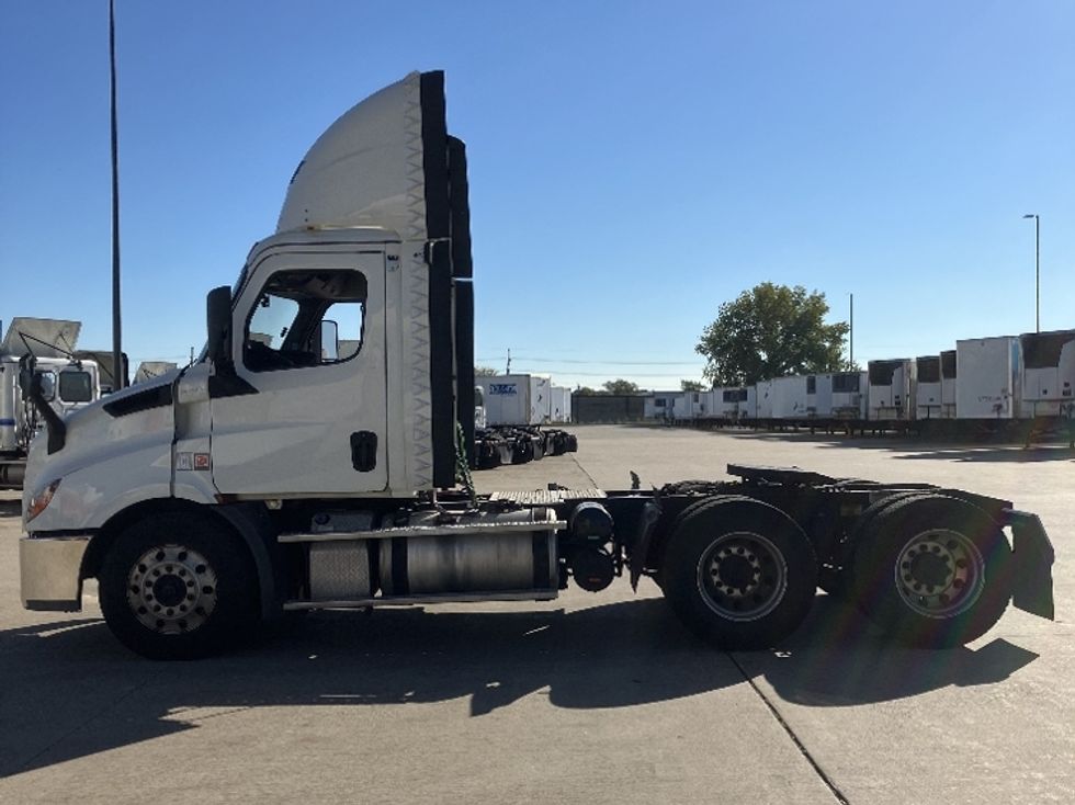Day Cab Tractor-Heavy Duty Tractors-Freightliner-2019-T11664ST-East Chicago-IN-531,377\n\t\tmiles-$ 42,500 - Image 4