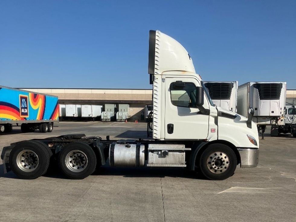 Day Cab Tractor-Heavy Duty Tractors-Freightliner-2019-T11664ST-East Chicago-IN-539,292\n\t\tmiles-$ 41,750 - Image 8