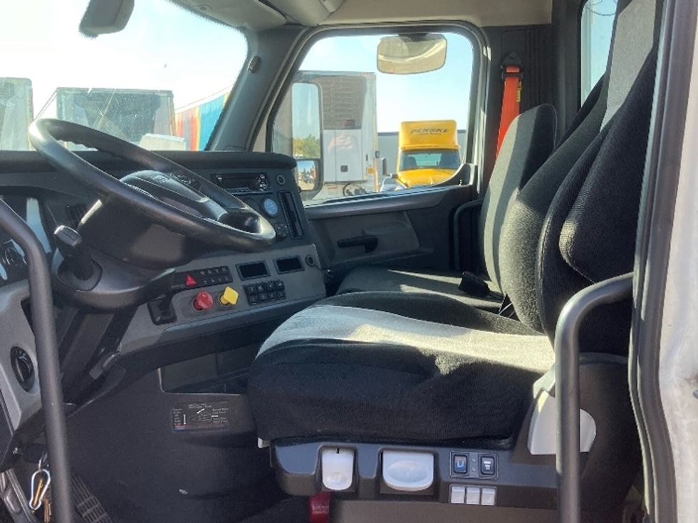 Day Cab Tractor-Heavy Duty Tractors-Freightliner-2019-T11664ST-East Chicago-IN-539,292\n\t\tmiles-$ 41,750 - Image 9