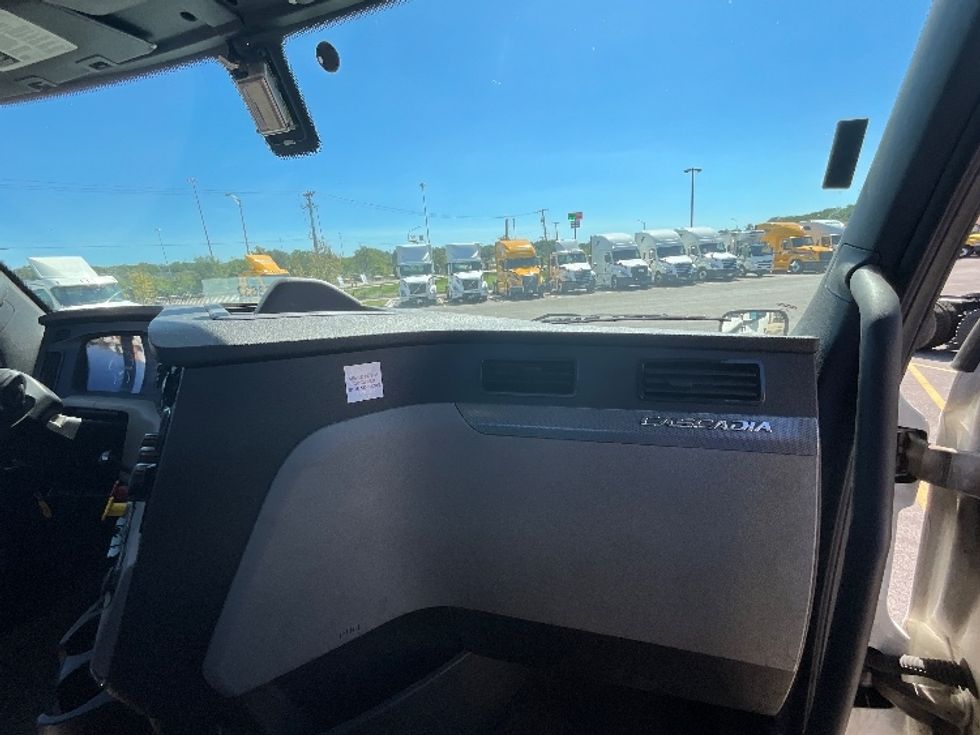 Day Cab Tractor-Heavy Duty Tractors-Freightliner-2019-T11664ST-East Chicago-IN-541,376\n\t\tmiles-$ 41,500 - Image 13