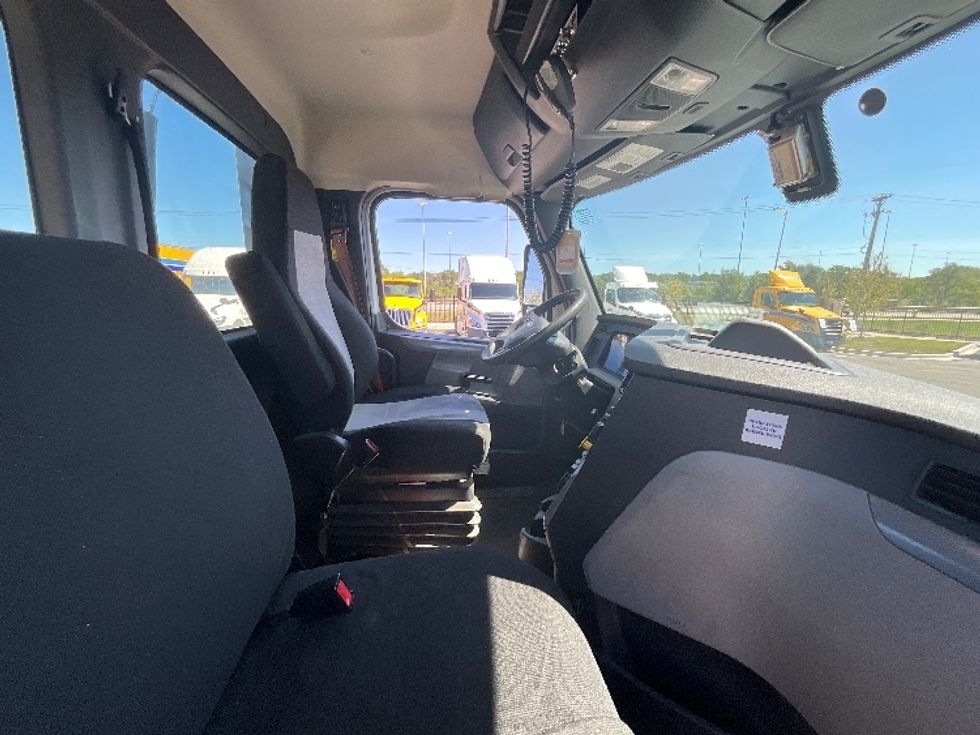 Day Cab Tractor-Heavy Duty Tractors-Freightliner-2019-T11664ST-East Chicago-IN-541,376\n\t\tmiles-$ 41,500 - Image 14