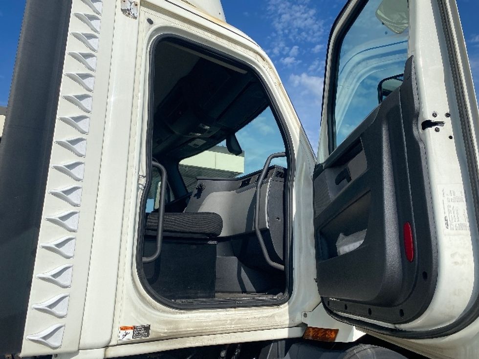 Day Cab Tractor-Heavy Duty Tractors-Freightliner-2019-T11664ST-East Chicago-IN-544,907\n\t\tmiles-$ 41,250 - Image 12