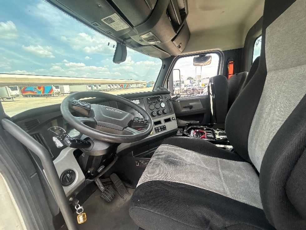 Day Cab Tractor-Heavy Duty Tractors-Freightliner-2019-T11664ST-East Chicago-IN-552,793\n\t\tmiles-$ 40,500 - Image 10