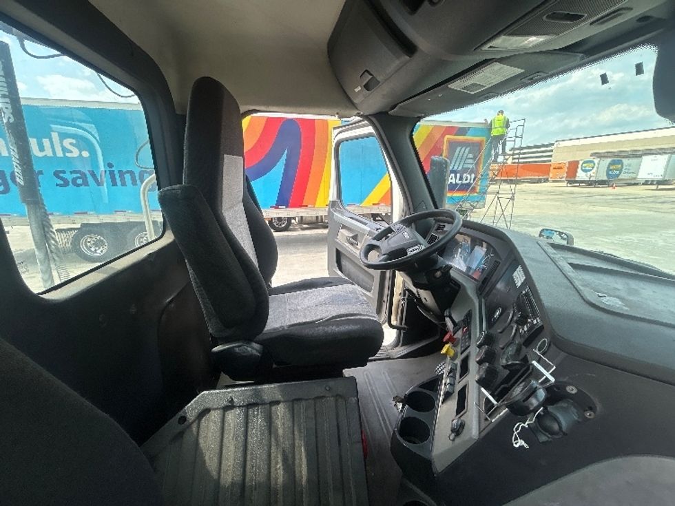Day Cab Tractor-Heavy Duty Tractors-Freightliner-2019-T11664ST-East Chicago-IN-552,793\n\t\tmiles-$ 40,500 - Image 14