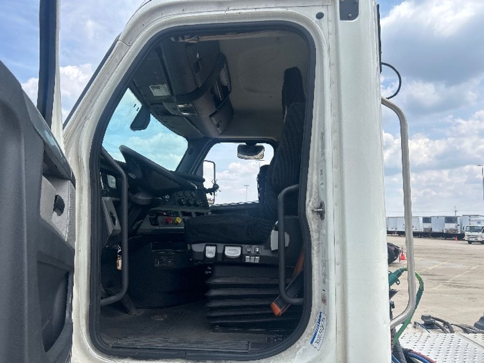Day Cab Tractor-Heavy Duty Tractors-Freightliner-2019-T11664ST-East Chicago-IN-552,793\n\t\tmiles-$ 40,500 - Image 9