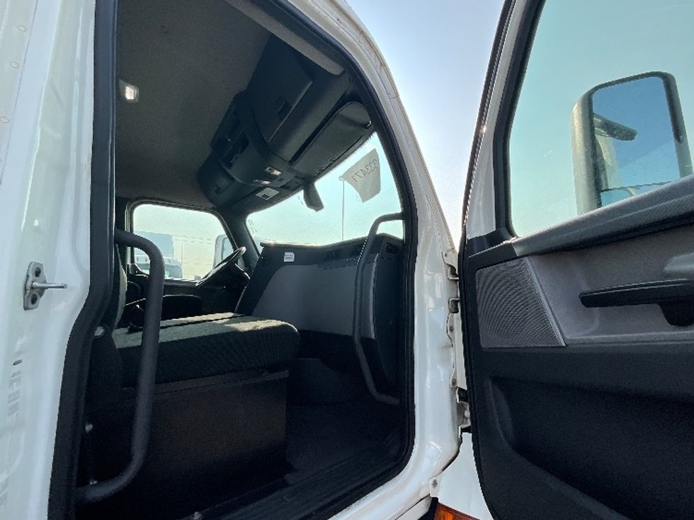 Day Cab Tractor-Heavy Duty Tractors-Freightliner-2019-T11664ST-East Chicago-IN-553,266\n\t\tmiles-$ 40,500 - Image 12