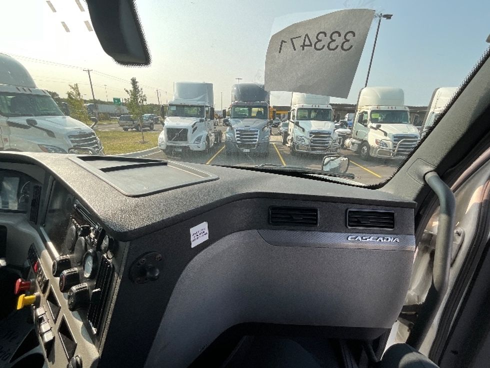 Day Cab Tractor-Heavy Duty Tractors-Freightliner-2019-T11664ST-East Chicago-IN-553,266\n\t\tmiles-$ 40,500 - Image 13