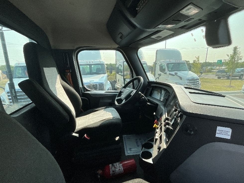 Day Cab Tractor-Heavy Duty Tractors-Freightliner-2019-T11664ST-East Chicago-IN-553,266\n\t\tmiles-$ 40,500 - Image 14