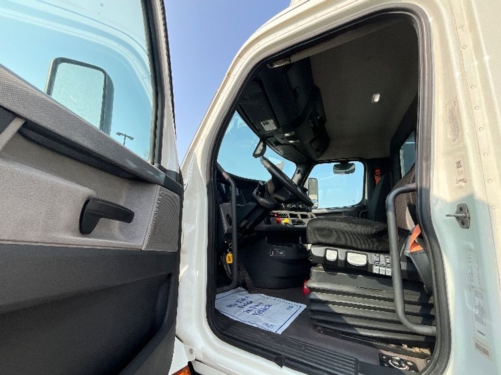 Day Cab Tractor-Heavy Duty Tractors-Freightliner-2019-T11664ST-East Chicago-IN-553,266\n\t\tmiles-$ 40,500 - Image 9