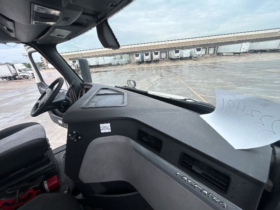 Day Cab Tractor-Heavy Duty Tractors-Freightliner-2019-T11664ST-East Chicago-IN-556,964\n\t\tmiles-$ 40,250 - Image 12