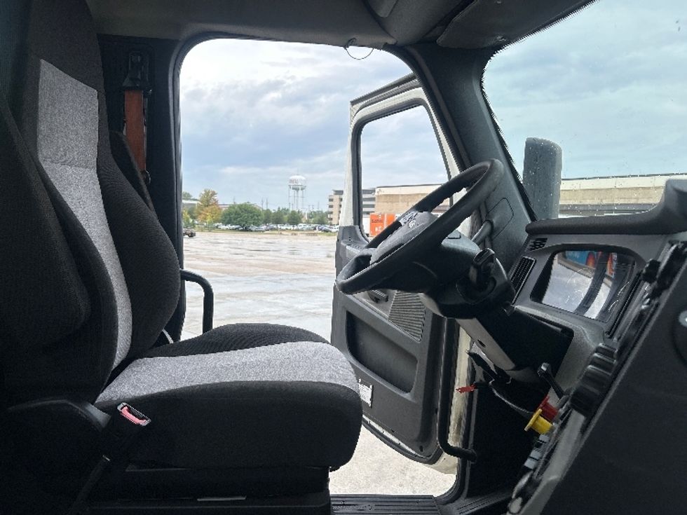 Day Cab Tractor-Heavy Duty Tractors-Freightliner-2019-T11664ST-East Chicago-IN-556,964\n\t\tmiles-$ 40,250 - Image 13