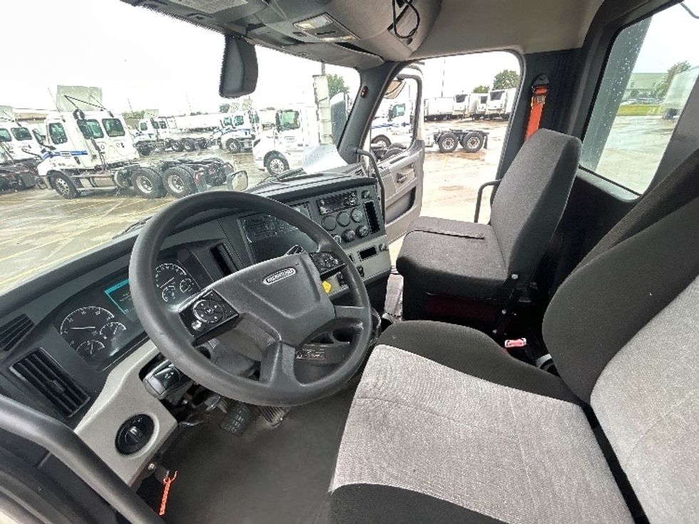 Day Cab Tractor-Heavy Duty Tractors-Freightliner-2019-T11664ST-East Chicago-IN-556,964\n\t\tmiles-$ 40,250 - Image 9