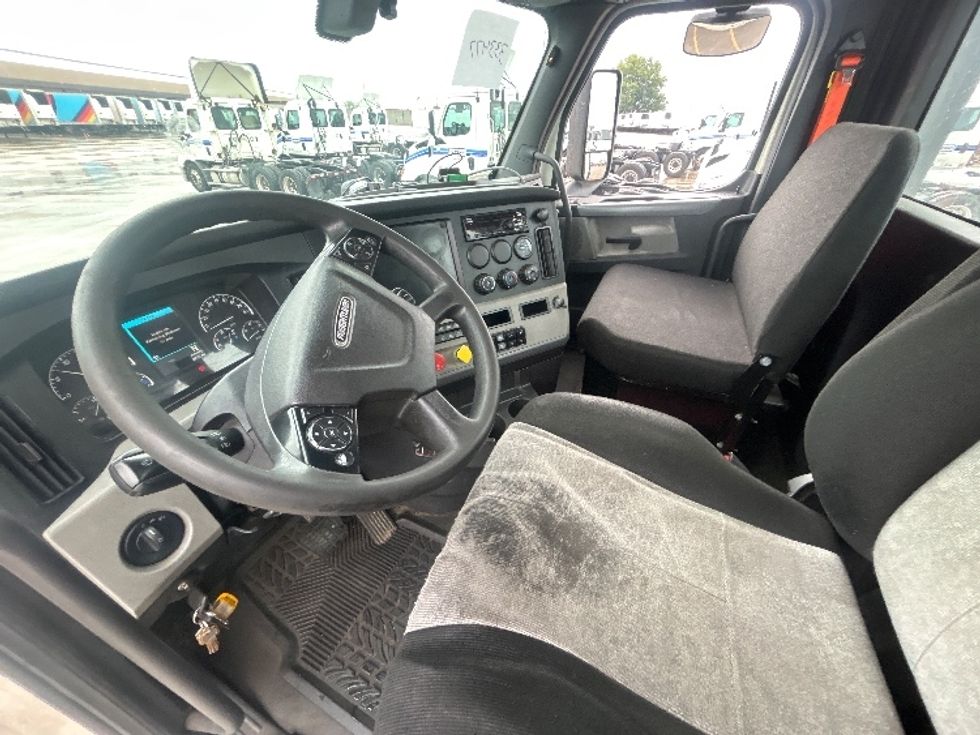 Day Cab Tractor-Heavy Duty Tractors-Freightliner-2019-T11664ST-East Chicago-IN-561,234\n\t\tmiles-$ 39,750 - Image 10