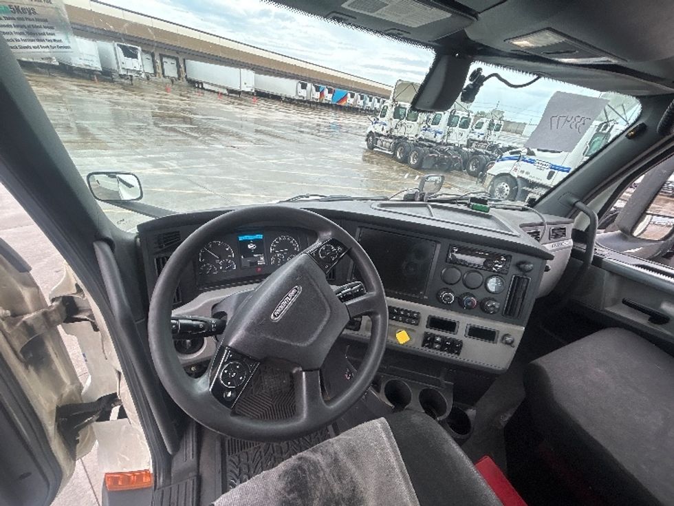 Day Cab Tractor-Heavy Duty Tractors-Freightliner-2019-T11664ST-East Chicago-IN-561,234\n\t\tmiles-$ 39,750 - Image 11