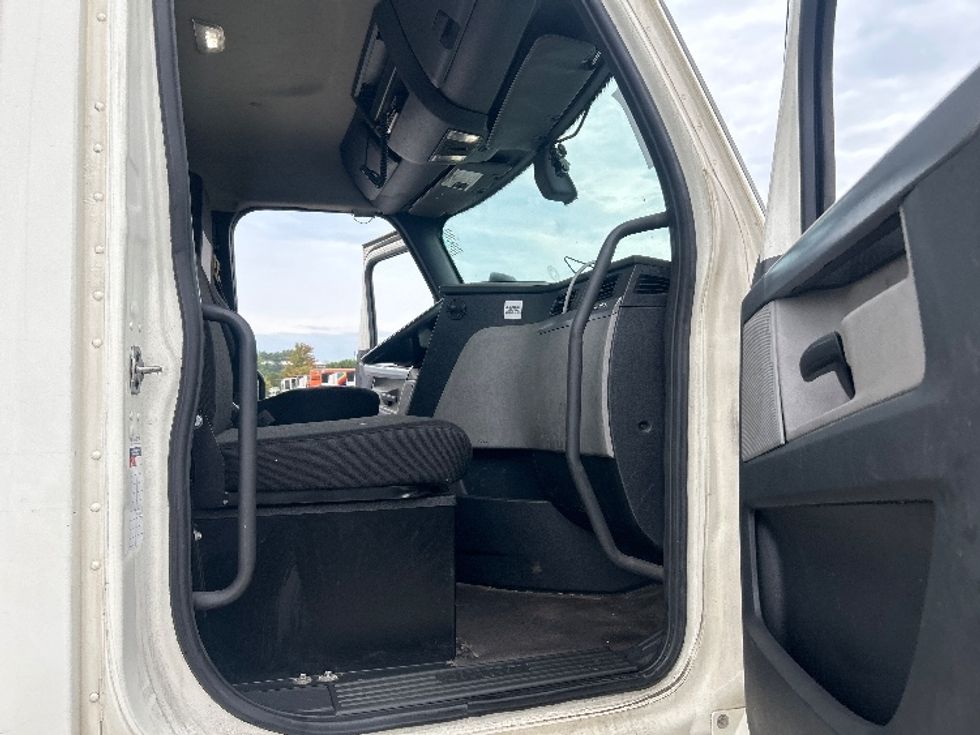 Day Cab Tractor-Heavy Duty Tractors-Freightliner-2019-T11664ST-East Chicago-IN-561,234\n\t\tmiles-$ 39,750 - Image 12