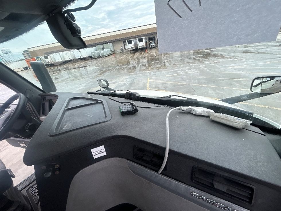 Day Cab Tractor-Heavy Duty Tractors-Freightliner-2019-T11664ST-East Chicago-IN-561,234\n\t\tmiles-$ 39,750 - Image 13