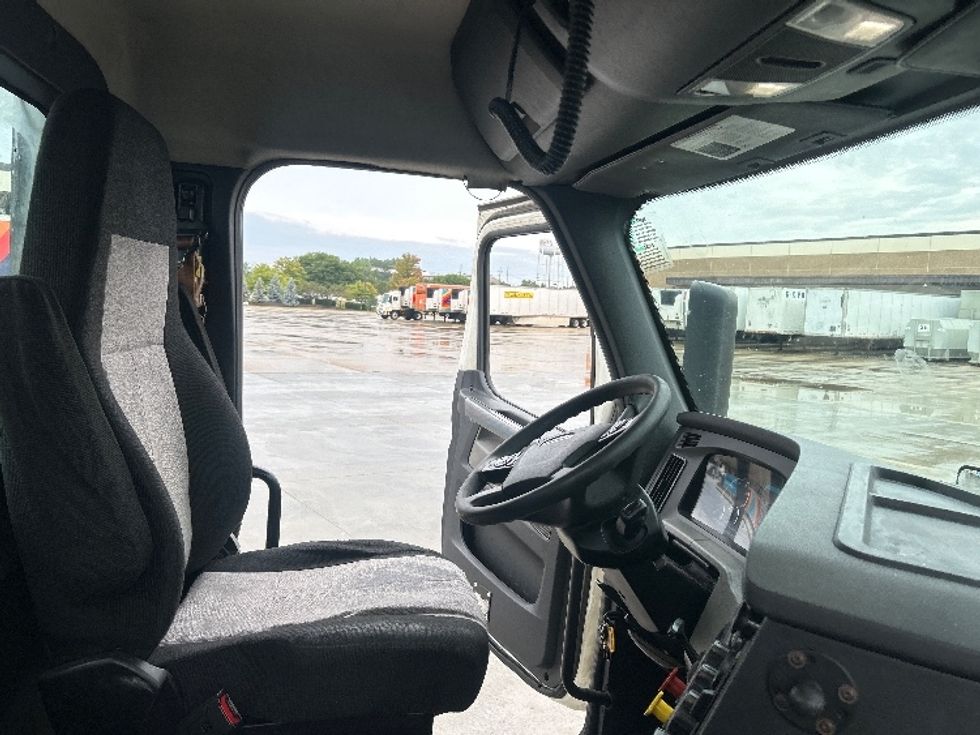 Day Cab Tractor-Heavy Duty Tractors-Freightliner-2019-T11664ST-East Chicago-IN-561,234\n\t\tmiles-$ 39,750 - Image 14