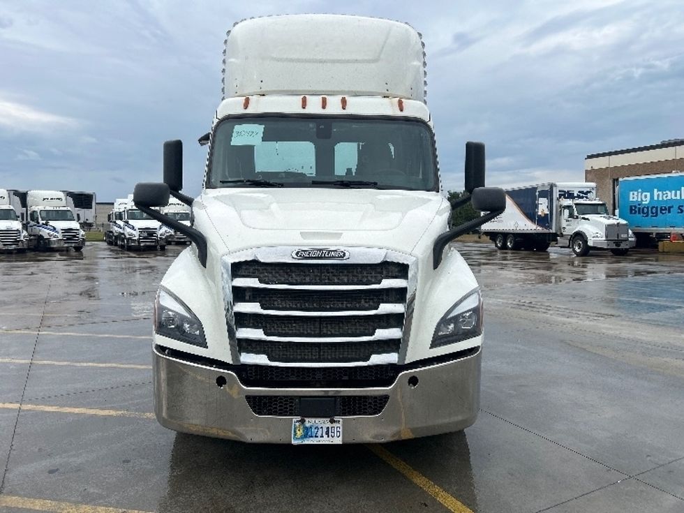 Day Cab Tractor-Heavy Duty Tractors-Freightliner-2019-T11664ST-East Chicago-IN-561,234\n\t\tmiles-$ 39,750 - Image 2