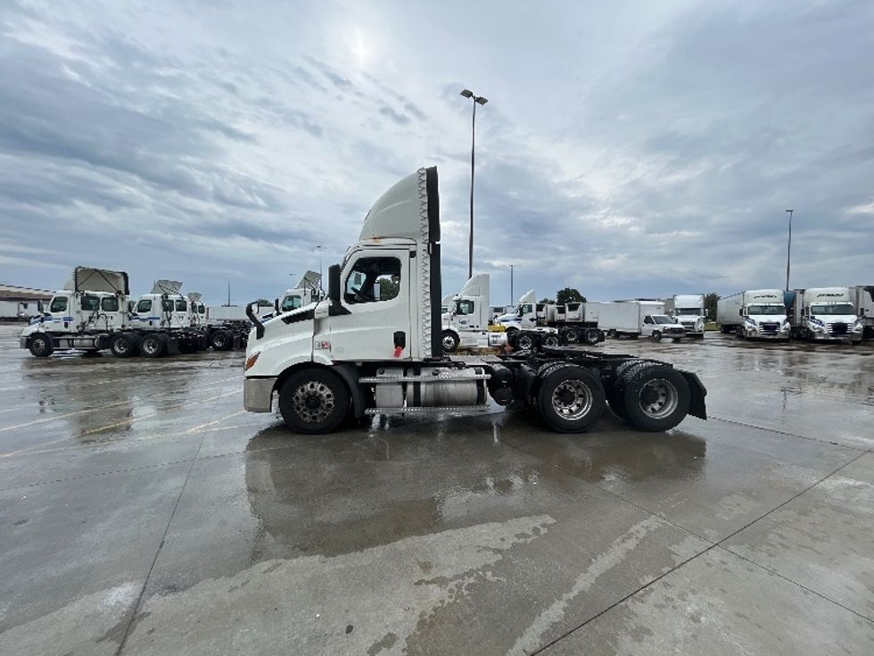 Day Cab Tractor-Heavy Duty Tractors-Freightliner-2019-T11664ST-East Chicago-IN-561,234\n\t\tmiles-$ 39,750 - Image 4