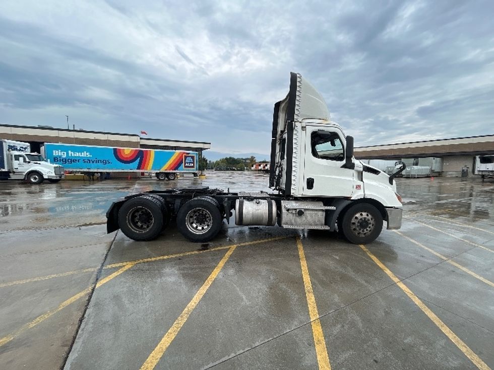 Day Cab Tractor-Heavy Duty Tractors-Freightliner-2019-T11664ST-East Chicago-IN-561,234\n\t\tmiles-$ 39,750 - Image 8
