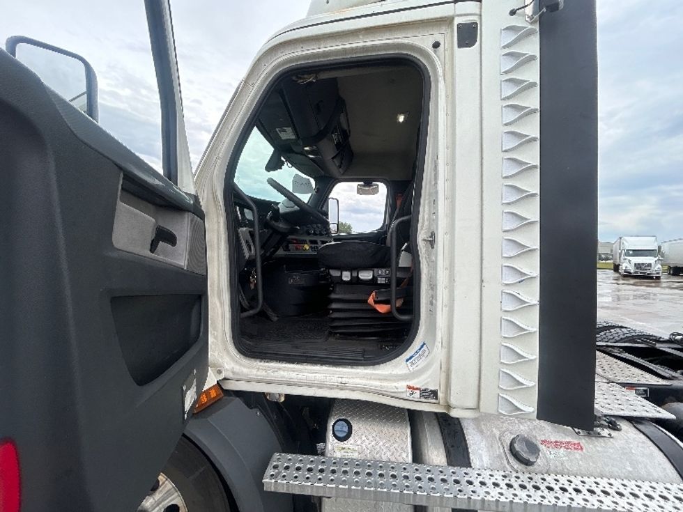 Day Cab Tractor-Heavy Duty Tractors-Freightliner-2019-T11664ST-East Chicago-IN-561,234\n\t\tmiles-$ 39,750 - Image 9