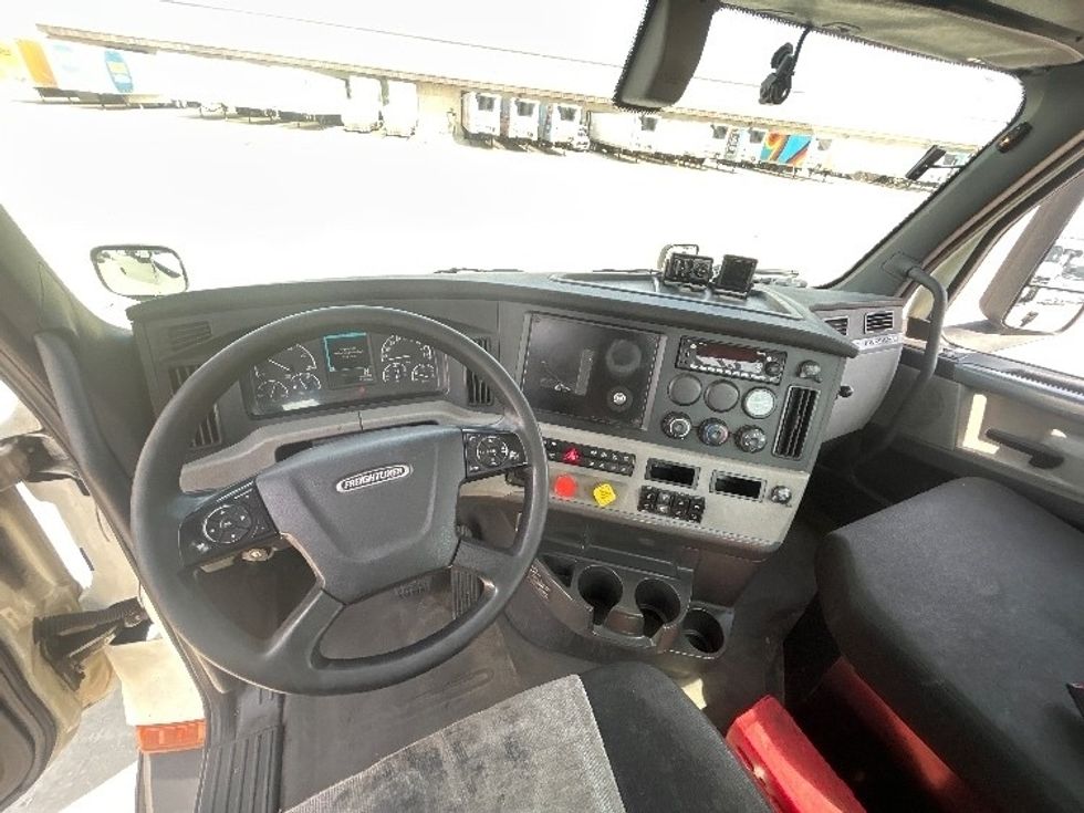 Day Cab Tractor-Heavy Duty Tractors-Freightliner-2019-T11664ST-East Chicago-IN-580,824\n\t\tmiles-$ 37,750 - Image 10
