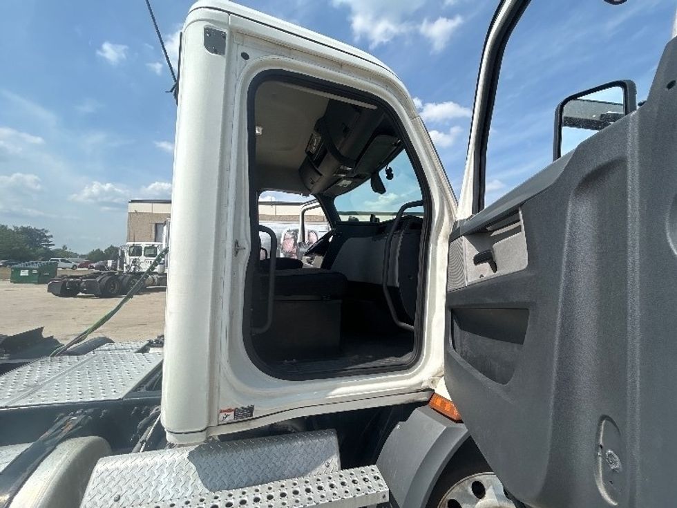 Day Cab Tractor-Heavy Duty Tractors-Freightliner-2019-T11664ST-East Chicago-IN-580,824\n\t\tmiles-$ 37,750 - Image 12