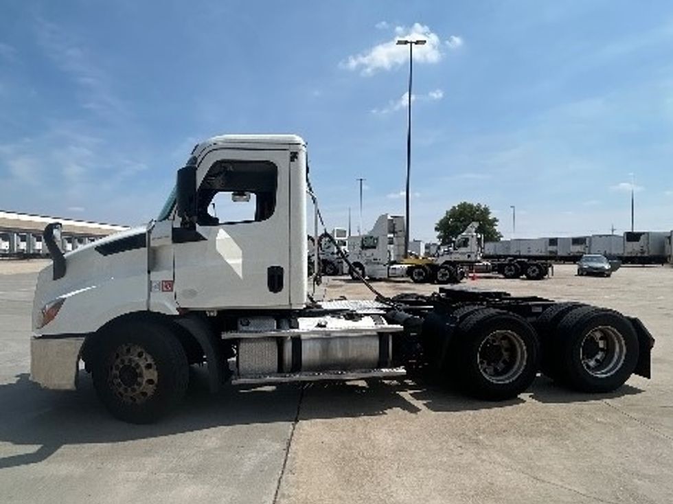 Day Cab Tractor-Heavy Duty Tractors-Freightliner-2019-T11664ST-East Chicago-IN-580,824\n\t\tmiles-$ 37,750 - Image 4