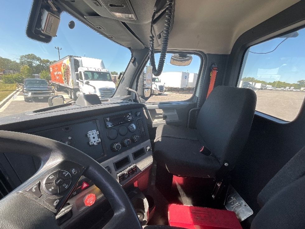 Day Cab Tractor-Heavy Duty Tractors-Freightliner-2019-T11664ST-East Chicago-IN-607,710\n\t\tmiles-$ 35,250 - Image 10