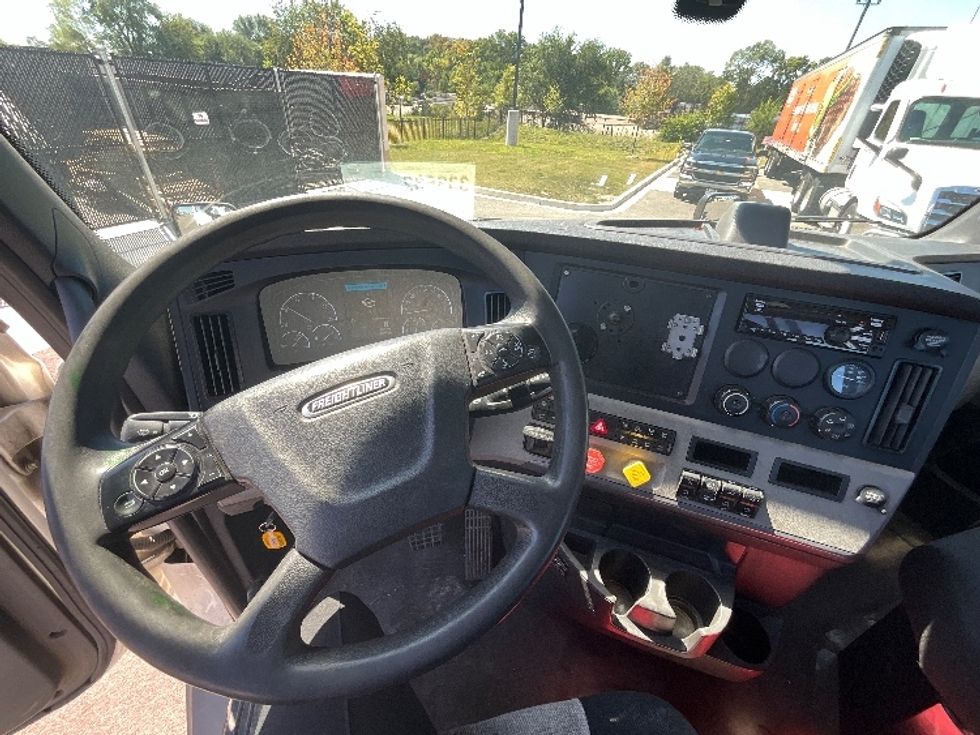 Day Cab Tractor-Heavy Duty Tractors-Freightliner-2019-T11664ST-East Chicago-IN-607,710\n\t\tmiles-$ 35,250 - Image 11