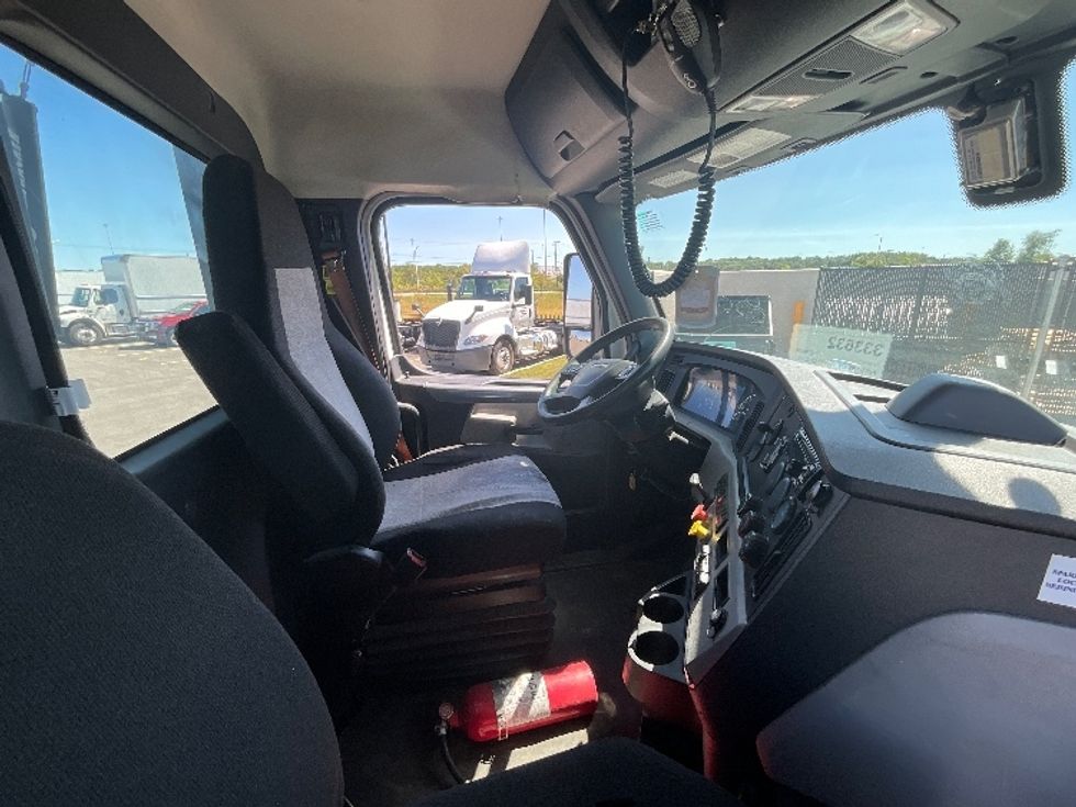 Day Cab Tractor-Heavy Duty Tractors-Freightliner-2019-T11664ST-East Chicago-IN-607,710\n\t\tmiles-$ 35,250 - Image 14