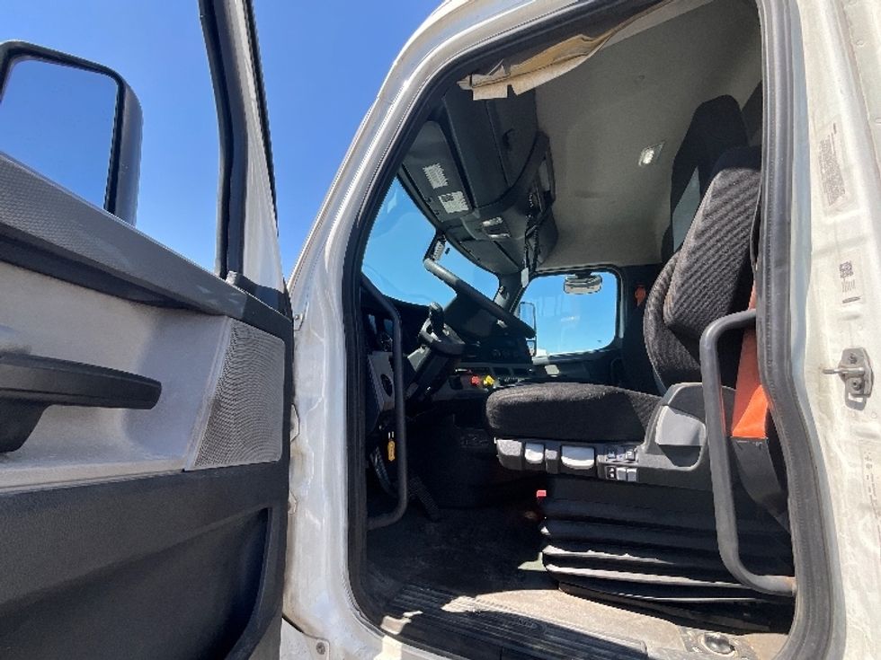 Day Cab Tractor-Heavy Duty Tractors-Freightliner-2019-T11664ST-East Chicago-IN-607,710\n\t\tmiles-$ 35,250 - Image 9
