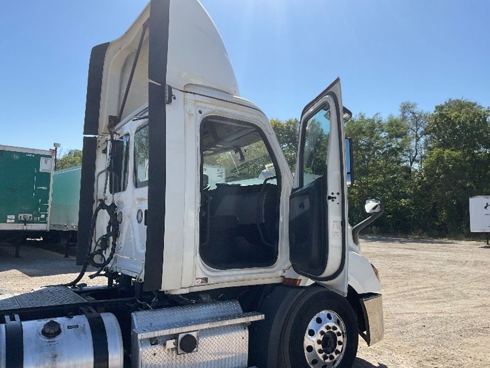 Day Cab Tractor-Heavy Duty Tractors-Freightliner-2019-T11664ST-East Chicago-IN-609,022\n\t\tmiles-$ 35,250 - Image 12