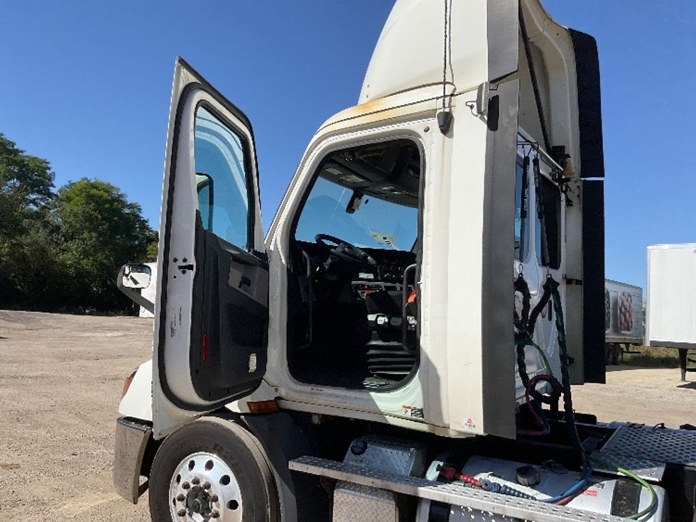 Day Cab Tractor-Heavy Duty Tractors-Freightliner-2019-T11664ST-East Chicago-IN-609,022\n\t\tmiles-$ 35,250 - Image 9