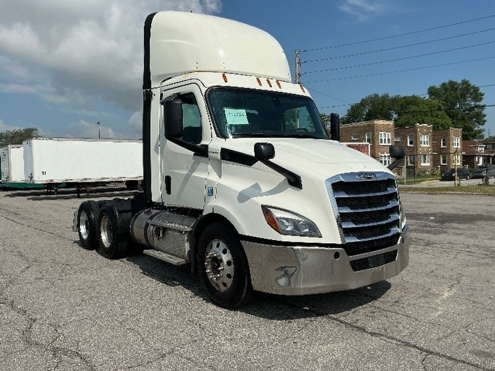 Day Cab Tractor-Heavy Duty Tractors-Freightliner-2019-T11664ST-East Chicago-IN-667,533\n\t\tmiles-$ 25,250 - Image 1