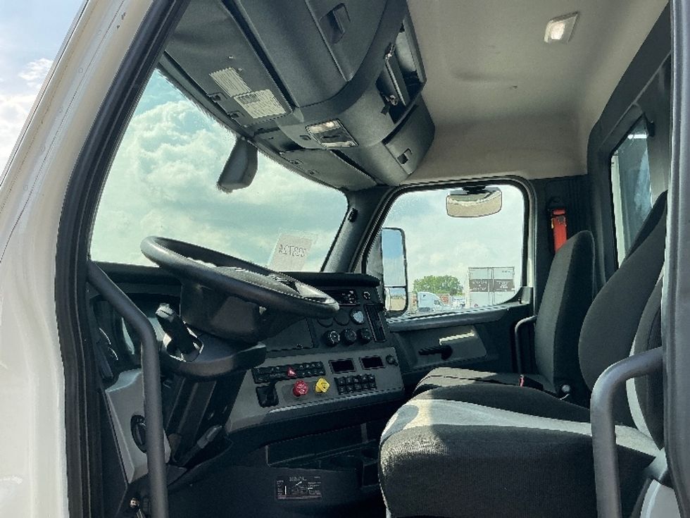Day Cab Tractor-Heavy Duty Tractors-Freightliner-2019-T11664ST-East Chicago-IN-667,533\n\t\tmiles-$ 25,250 - Image 10