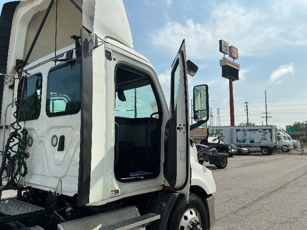 Day Cab Tractor-Heavy Duty Tractors-Freightliner-2019-T11664ST-East Chicago-IN-667,533\n\t\tmiles-$ 25,250 - Image 12